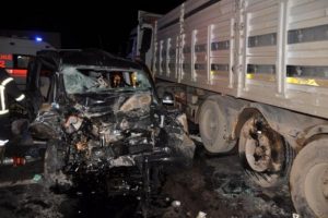 Hafif ticari ara&ccedil;, kavşakta TIR'a &ccedil;arptı: 3 &ouml;l&uuml;, 3 yaralı