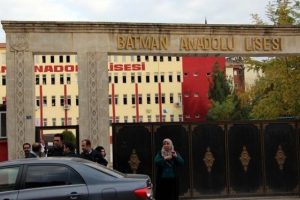 Batman'da liseye bı&ccedil;aklı baskın: 10 &ouml;ğrenci yaralı