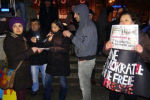 K&ouml;ln Katedrali &ouml;n&uuml;nde Can D&uuml;ndar'a destek i&ccedil;in toplandılar