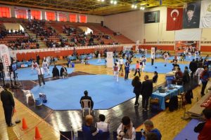 Kul&uuml;pler T&uuml;rkiye Tekvando Şampiyonası başladı