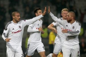 Beşiktaş zirveyi bırakmak istemiyor