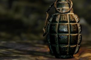 Tartıştığı karısına el bombası attı