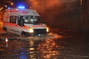 İzmir'de sağanak yağış su baskınlarına yol a&ccedil;tı