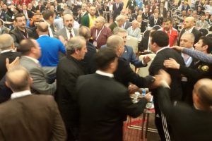 Kayak Federasyonu divanında 'Yargıtay &uuml;yesi' tartışma ve gerginliği