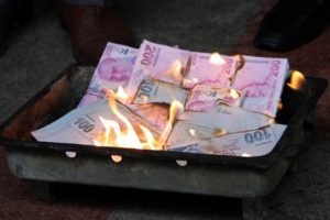 Bursa'da ilgin&ccedil; eylem: PTT'de kaybolan paralar 'yandı bitti k&uuml;l oldu'