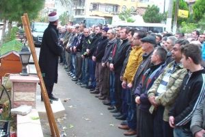 Bursa'da soğan koparırken tırmığın &uuml;zerine d&uuml;ş&uuml;p &ouml;ld&uuml;