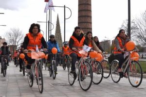 Kadına şiddetle karşı pedal &ccedil;evirdiler