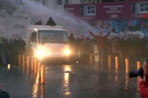 Tahir El&ccedil;i'nin &ouml;ld&uuml;r&uuml;lmesini protesto eden gruba m&uuml;dahale