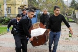 Yan odadaki arkadaşının &ouml;ld&uuml;ğ&uuml;n&uuml; polisten &ouml;ğrendi