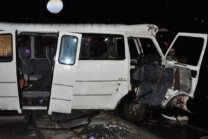 &Ouml;ğrenci servisiyle tır &ccedil;arpıştı: 4'&uuml; ağır 16 yaralı