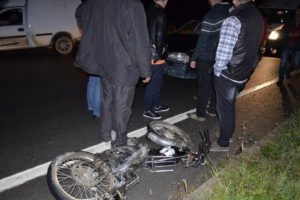 Otomobil kavşakta motosiklete &ccedil;arptı: 2 yaralı