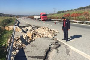 Bursa'da vatandaşlar &ccedil;ileden &ccedil;ıktı! &Ccedil;&ouml;ken yol 1 yıldır onarım bekliyor!