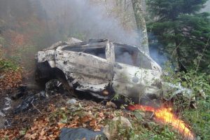 Bursa'da şarampole u&ccedil;an otomobil alev aldı!