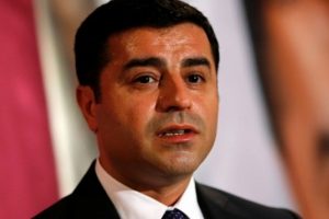 Demirtaş'tan El&ccedil;i'nin ailesine taziye ziyareti: Aslında Diyarbakır'da &uuml;&ccedil; can uğurladık
