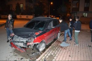 Bursa İneg&ouml;l'de iki otomobil &ccedil;arpıştı: 5 yaralı