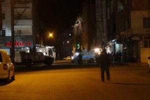 Seyyar satıcılar ile zabıta arasında bı&ccedil;aklı kavga: 2 yaralı