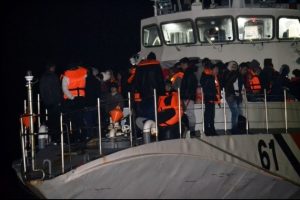 222 ka&ccedil;ak g&ouml;&ccedil;men boğulmaktan son anda kurtuldu