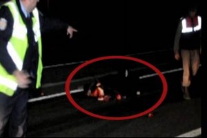 Yaşlı adama &ouml;nce TIR, ardından karayolundaki otomobiller &ccedil;arptı