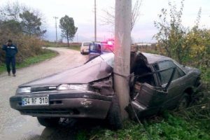 İzinsiz aldığı otomobille direğe &ccedil;arptı: 2 yaralı