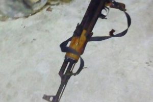 Polisle &ccedil;atışan hırsızın evinden cephanelik &ccedil;ıktı!