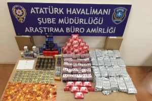 Mısırlı yolcudan ka&ccedil;ak cinsel i&ccedil;erikli hap ve nargile t&uuml;t&uuml;n&uuml;