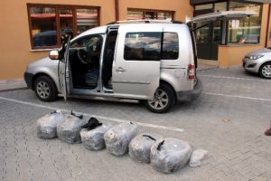 Ş&uuml;phe &uuml;zerine durdurulan ara&ccedil;tan &ccedil;ıkanlar şaşırttı