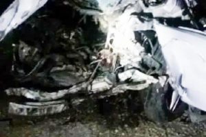 Otomobil, hafif ticari ara&ccedil;la &ccedil;arpıştı: 3 &ouml;l&uuml;, 2 yaralı