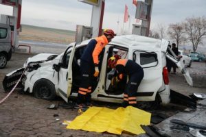 Cezaevinden izinli &ccedil;ıkan mahkumlar kaza yaptı: 1 &ouml;l&uuml;, 2 yaralı