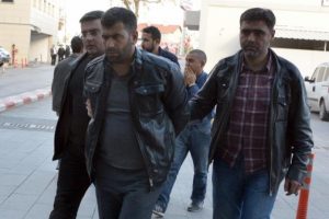 Sevgilisinin uyuşturucu sevkiyatı i&ccedil;in kızlarını kullanmış