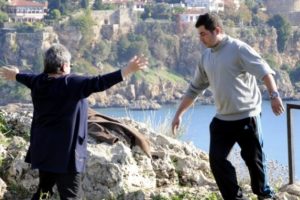 Falezlere &ccedil;ıktı, helallik i&ccedil;in annesini istedi