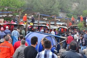 Soma'da işten &ccedil;ıkartılan 2 bin 830 madenciye 1 yılda tazminatın tek taksiti &ouml;dendi