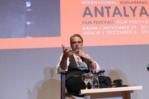Irons, ustalık sınıfında sinema ser&uuml;venini anlattı