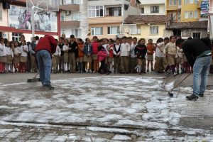 Bursa Karacabey'de 15 okula &ccedil;evre d&uuml;zenlemesi