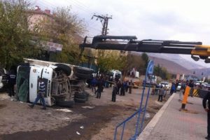 Freni boşalan kamyon sanayi sitesine daldı: 1 &ouml;l&uuml;, 6 yaralı
