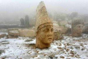 Nemrut Dağı beyaza b&uuml;r&uuml;nd&uuml;