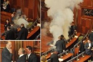 Muhalefet mecliste yine g&ouml;z yaşartıcı gaz kullandı