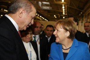 Merkel ile ayak &uuml;st&uuml; sohbet etti