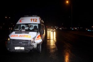 Ambulansa minib&uuml;s &ccedil;arptı: 5 yaralı