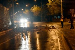 G&uuml;m&uuml;şhane-Trabzon karayolunda heyelan