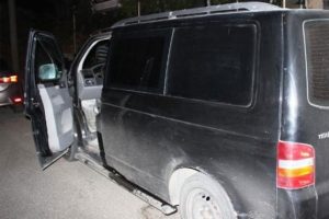 Bursa'da polisin durdurduğu ara&ccedil;tan cephanelik &ccedil;ıktı