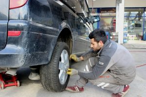 Bursa'daki lastik&ccedil;ilerde 1 Aralık yoğunluğu yaşanıyor