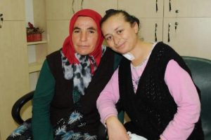 Antalya'da gelinine b&ouml;breğini bağışladı
