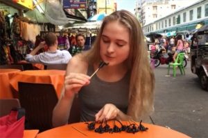 Akrepleri fındık fıstık gibi mideye indirdi