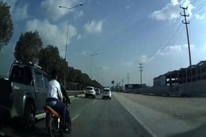 Motosikletli gen&ccedil;lerin yaptığı kaza kamerada