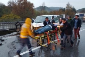 Bursa-İzmir Karayolunda korkun&ccedil; kaza! Minib&uuml;s &ccedil;arptı, k&ouml;pr&uuml;den aşağı u&ccedil;tu!