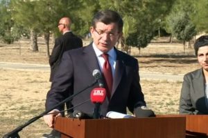 Davutoğlu Denktaş'ın mezarını ziyaret etti