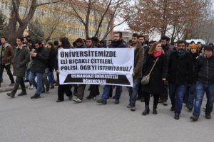 Eskişehir'de &ouml;ğrenciler rekt&ouml;rl&uuml;ğe y&uuml;r&uuml;d&uuml;