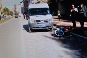 Motosiklet yayaya &ccedil;arptı: 2 yaralı