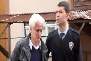 Minib&uuml;s&uuml;n &ccedil;arptığı yaşlı adam yaralandı