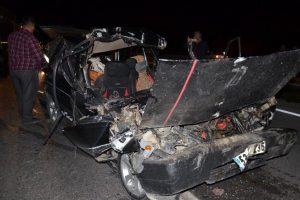 Direksiyonda sıkışan s&uuml;r&uuml;c&uuml;y&uuml; itfaiye kurtardı